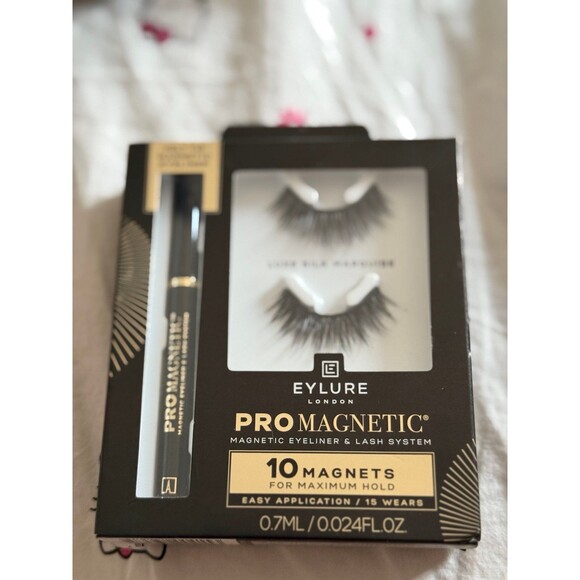 Magnetic Lashes - Picture 1 of 2